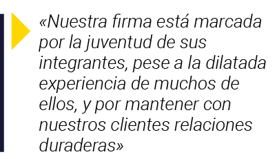   Nuestra firma está marcada por la juventud de sus integrantes, pese a la dilatada experiencia de muchos de ellos, y   