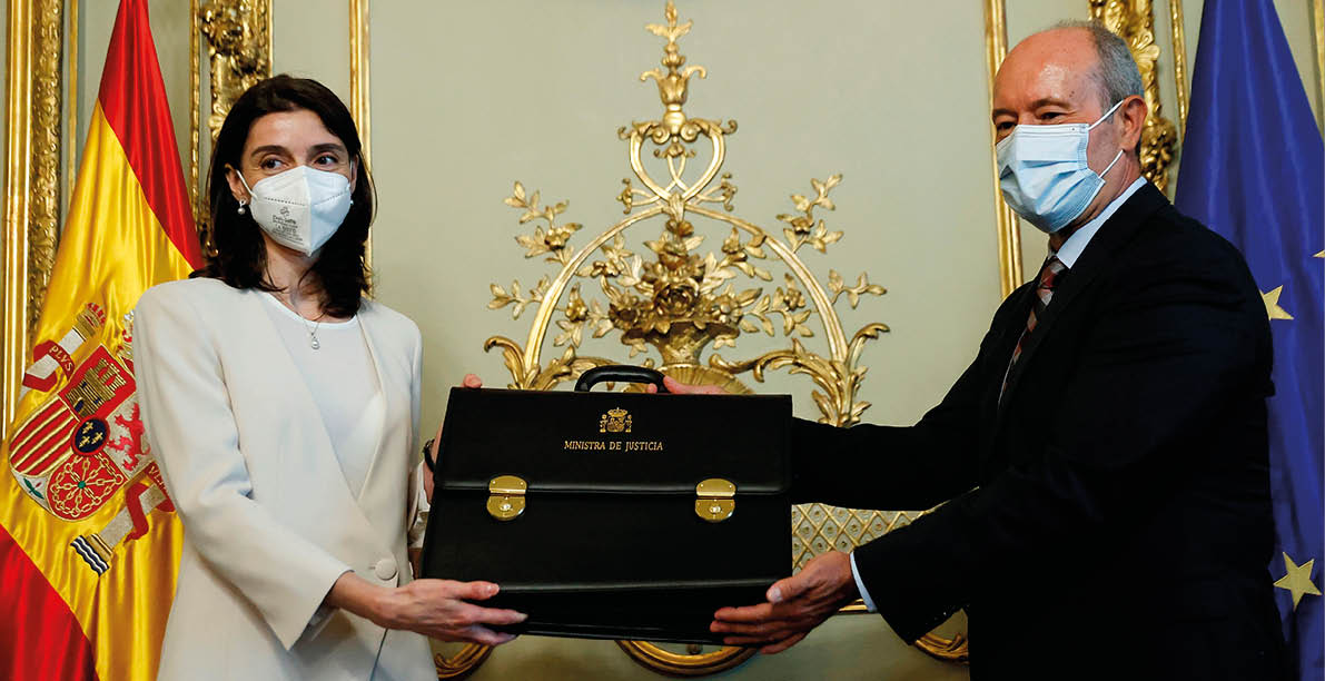 MADRID, 12 07 2021 - La nueva ministra de Justicia, Pilar Llop, recibe la cartera ministerial de manos de su antecesor en el cargo, Juan Carlos Campo, en un acto celebrado este lunes en la sede del ministerio  EFE Chema Moya 
