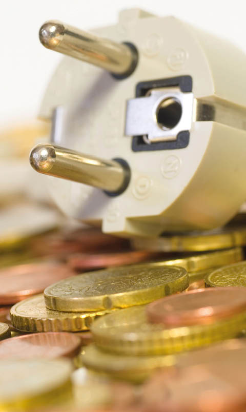 Stromstecker auf Münzen