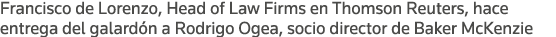 Francisco de Lorenzo, Head of Law Firms en Thomson Reuters, hace entrega del galardón a Rodrigo Ogea, socio director    