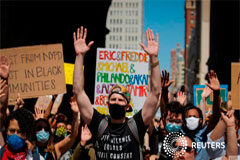 Masivo homenaje a George Floyd en Texas mientras aumenta presión para reforma policial EEUU Manifestantes reclaman por la brutalidad policial y la violencia racista en una protetsa en Nueva York. June 8, 2020