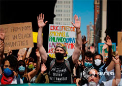 Manifestantes reclaman por la brutalidad policial y la violencia racista en una protetsa en Nueva York. June 8, 2020