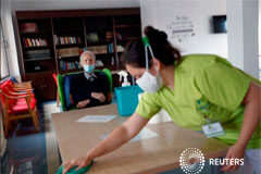 Sanidad mantiene sin cambios la cifra de muertos en España por séptimo día consecutivo Alfonso Cuadrado espera mientras una empleada desinfecta el área en el que recibió la visita de su hija en la residencia de ancianos Centro Casaverde de Navalcarnero, a las afueras de Madrid, España, el 8 de junio de 2020.