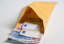 El abono continuado de parte de las retribuciones fuera de nómina justifica la extinción indemnizada del contrato a petición del trabajador Billetes de euro dentro de un sobre