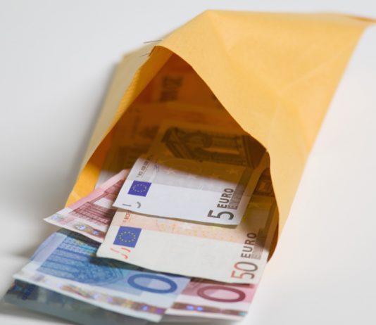 ¿Es necesario un nuevo subsidio por desempleo ampliado? Billetes de euro dentro de un sobre