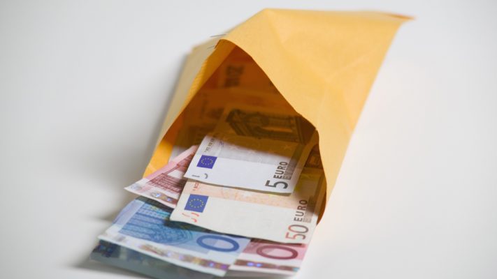 Billetes de euro dentro de un sobre