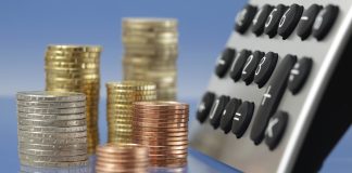 Verano de calor y asfixia tributaria. La subida de impuestos que viene Monedas y calculadora