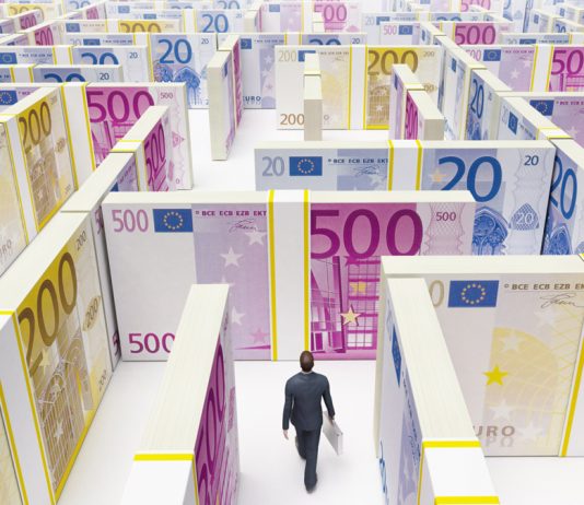 ¿A quién le corresponde acreditar la condición de consumidor? Laberinto de billetes