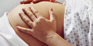 Las lesiones padecidas por la mujer en el parto deben considerarse accidente no laboral y no enfermedad común