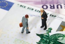 Los despachos de abogados bajan sueldos entre un 5% y un 15% por la covid-19 Muñequitos de un abogado y un cliente encima de billete de euro