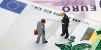 La atención al cliente: ¿quiere facturar? Muñequitos de un abogado y un cliente encima de billete de euro