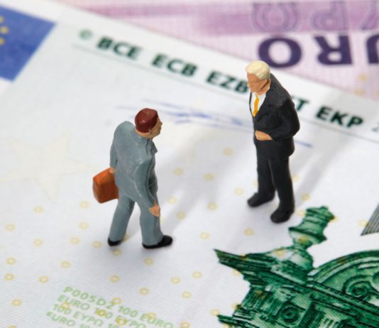 La atención al cliente: ¿quiere facturar? Muñequitos de un abogado y un cliente encima de billete de euro