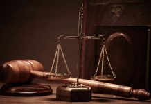 Para actuar ante órganos judiciales unipersonales, no basta la designación de letrado de oficio Balanza de justicia y un mazo