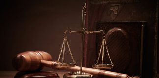 El Real Decreto-Ley abre la vía a la posible suspensión de procesos por ocupación Balanza de justicia y un mazo