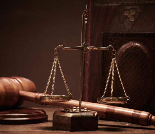 El artículo 379,2 del Código Penal como delito de peligro presunto Balanza de justicia y un mazo