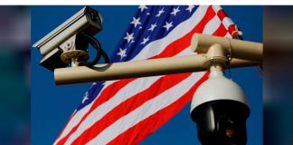 China ordena a EEUU cerrar el consulado de Chengdu en represalia por Houston Cámaras de seguridad frente a la bandera de Estados Unidos cerca de la Ciudad Prohibida, antes de una visita de Donald Trump en Pekín, China, el 8 de noviembre de 2017. REUTERS/Damir Sagolj