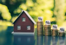 ICIO: el impuesto municipal diferido en el tiempo Casita con montones de monedas