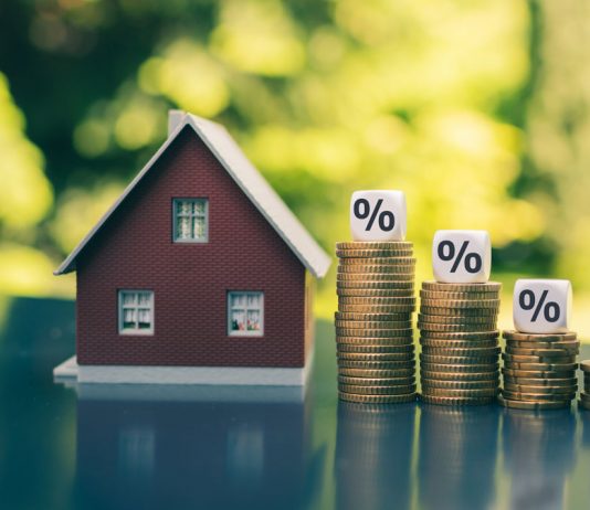 Hipotecas con IRPH: la falta de claridad en la relación entre transparencia y abusividad de la cláusula genera inseguridad Casita con montones de monedas