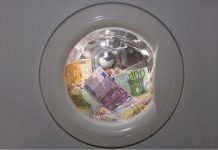 Obligaciones de los agentes diplomáticos y consulares en su actuación como fedatarios públicos en materia de prevención de blanqueo de capitales Billetes de euro en una lavadora