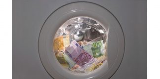 Obligaciones de los agentes diplomáticos y consulares en su actuación como fedatarios públicos en materia de prevención de blanqueo de capitales Billetes de euro en una lavadora