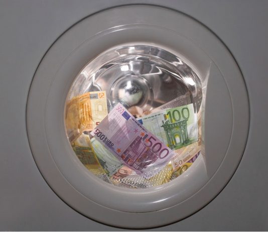 Obligaciones de los agentes diplomáticos y consulares en su actuación como fedatarios públicos en materia de prevención de blanqueo de capitales Billetes de euro en una lavadora