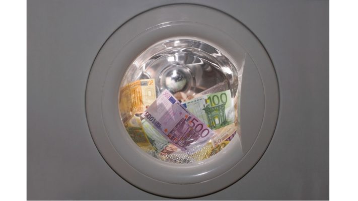 Billetes de euro en una lavadora