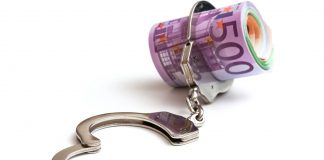 Pensión de viudedad a víctima de violencia de género Billetes de euro cogidos con unas esposas