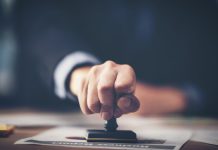 Causas de abstención y recusación en la función pública Funcionario sellando