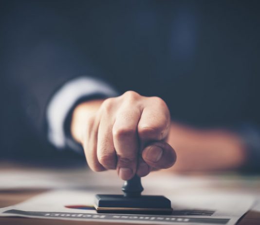 Causas de abstención y recusación en la función pública Funcionario sellando