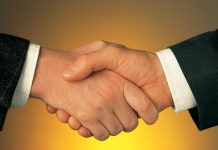 Mediación: Una institución flexible para tiempos inciertos Manos saludo