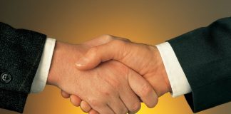 El rol del asesor externo en mediación comercial Manos saludo