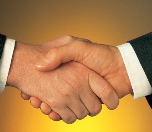 Mediación: Una institución flexible para tiempos inciertos Manos saludo