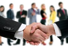 ¿Cuál es el convenio colectivo de aplicación en las empresas multiservicios? Manos estrechándose