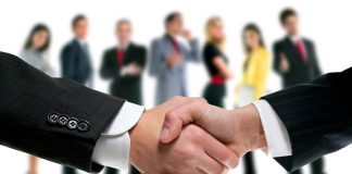 ¿Cuál es el convenio colectivo de aplicación en las empresas multiservicios? Manos estrechándose