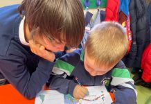 La escuela y su cambio permanente Dos niños en un aula