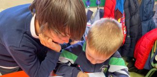 La escuela y su cambio permanente Dos niños en un aula