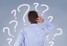 Tribulaciones de un empresario en época de pandemia Un hombre de espaldas frente a interrogantes