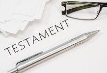 Testamentos realizados en situaciones especiales: en época de guerra, en un viaje marítimo y en un país extranjero Gafas, bolígrafo y palabra testamento