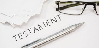 Testamentos realizados en situaciones especiales: en época de guerra, en un viaje marítimo y en un país extranjero Gafas, bolígrafo y palabra testamento