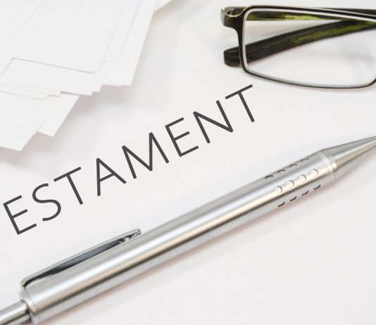 Testamentos realizados en situaciones especiales: en época de guerra, en un viaje marítimo y en un país extranjero Gafas, bolígrafo y palabra testamento