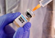 ¿Nos pueden obligar a vacunarnos contra el COVID-19? Ilutración fotográfica de archivo que muestra a una mujer con una jeringa y un pequeño bote con la leyenda "Vacuna COVID-19". 10 abril 2020. REUTERS/Dado Ruvic.