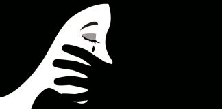 El Tribunal Constitucional exige que se realice una investigación suficiente y eficaz en la instrucción penal por violencia de género Dibujo de una cara femenina tapada con una mano negra