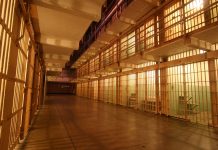 El TSJ de Extremadura confirma la condena a un abogado que estafó 18.000 euros a un cliente Celdas de una cárcel