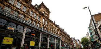 La economía de Reino Unido se derrumba un 20,4% en el segundo trimestre Noticias de Negocios 12 de agosto de 2020 / 8:53 / hace 3 horas La economía de Reino Unido se derrumba un 20,4% en el segundo trimestre Reuters Staff 2 MIN. DE LECTURA FOTO DE ARCHIVO: Tiendas y restaurantes cerrados en una calle de Manchester, en Reino Unido, 26 de mayo de 2020. REUTERS/Jason Cairnduff/Foto de archivo