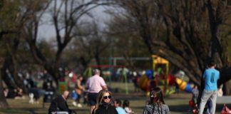 Los casos del virus en todo el mundo superan los 20,62 millones y las muertes alcanzan las 748.063 FOTO DE ARCHIVO: Varias personas disfrutan del sol en la ribera del Río de la Plata en Buenos Aires, Argentina, el 12 de agosto de 2020. REUTERS/Agustin Marcarian