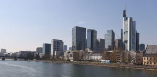 Alemania advierte que la recuperación plena tardará pese a la mejoría prevista FOTO DE ARCHIVO: El río Meno en Fráncfort, Alemania, el 2 de abril de 2020. REUTERS/Kai Pfaffenbach