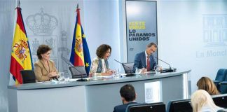 El Gobierno plantea 171 propuestas de reformas legislativas La vicepresidenta primera del Gobierno, ministra de la Presidencia, Relaciones con las Cortes y Memoria Democrática, Carmen Calvo; la ministra de Hacienda y portavoz del Gobierno, María Jesús Montero, y el ministro de Ciencia e Innovación, Pedro Duque, durante su comparecencia tras la reunión del Consejo de Ministros.