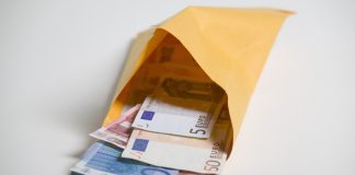 El abono del salario fuera de nómina como causa de extinción del contrato de trabajo