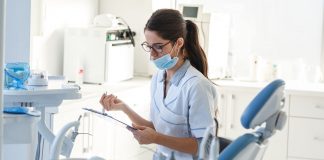 ¿Qué responsabilidad profesional tiene el estudiante de Odontología en actividad docente con tratamientos a pacientes?