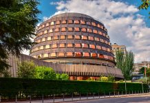 Le informo de que tiene derecho a no confesarse culpable y a no declarar contra sí mismo